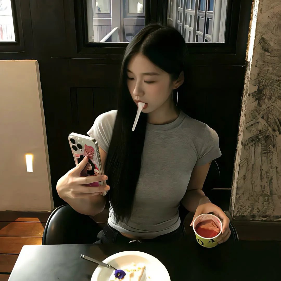 与一位女士合影